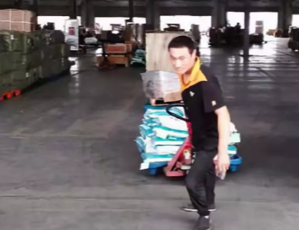 條件差的地面，該怎么使用手動液壓搬運車