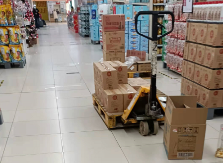 元旦超市備貨忙，手動液壓搬運車來助力