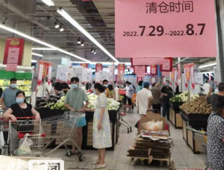 石家莊兩大知名連鎖超市撤店，店員用液壓搬運(yùn)車搬運(yùn)貨柜