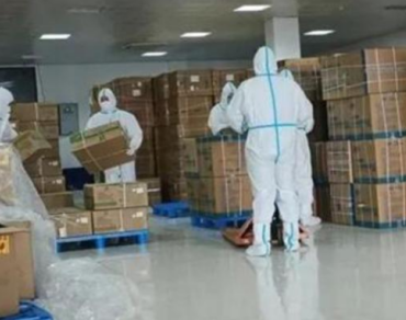 為保供，消防員利用手動液壓搬運車調運物資