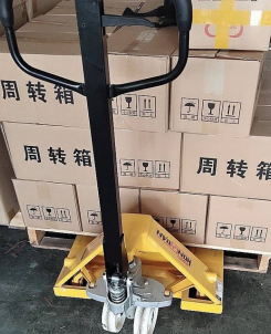 工廠庫房比較擁擠，用手動(dòng)托盤搬運(yùn)車比較適宜